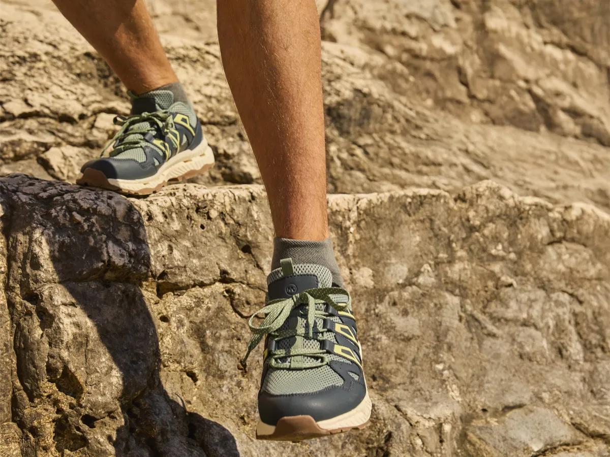Wandelschoenen op een rots