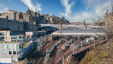 schotland_edinburgh_stad_waverly-station_overzicht_luchtfoto_uitzicht_treinsporen_getty