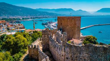 turkije_antalya_alanya_vakantie-turkse-riviera_kizil-kule-toren_zee_uitzicht-stad_shutterstock.jpeg