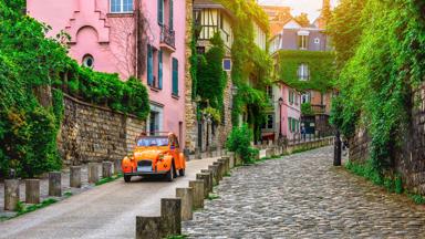 frankrijk_ile-de-france_parijs_montmartre_straat_roze-huis_auto_oldtimer_shutterstock_749469604