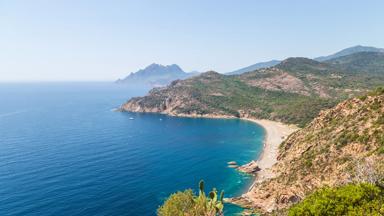 frankrijk_corsica_porto_kust_strand_zee_rotsen_heuvels_GettyImages-614938094