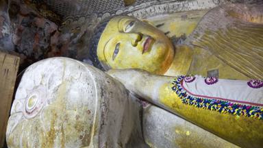 sri lanka_dambulla_gouden tempel_liggende boeddha_shutterstock_b