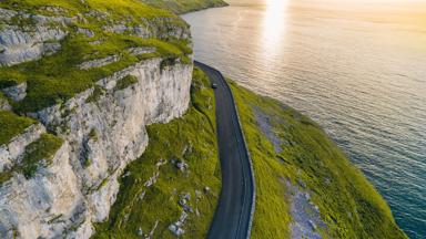 wales_conwy_llandudno_marine-drive_kust_weg_zee_rots_unsplash(1).jpg