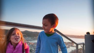 noorwegen_hordaland_bergen_uitkijkpunt_floyenberg_stad_kinderen_getty