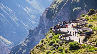 peru_colca-canyon_cruz-de-condor_uitkijkpunt_uitzicht_toeristen_shutterstock_422413168