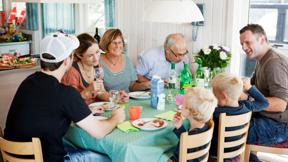 vakantiepark-denemarken-noordjutland-hjorring-skallerupseasideresort-woning-eetttafel