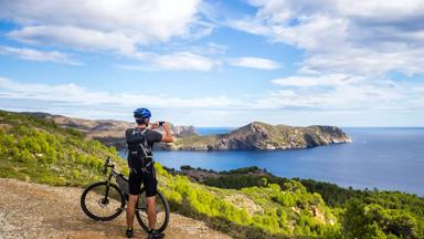 spanje_costa-brava_algemeen_fietsvakantie-spanje_costa-brava_fietser_begroeiing_shutterstock