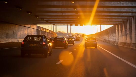Verkeersdrukte met laagstaande najaarszon.