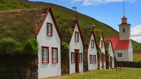 ijsland_noordland-oost_akureyri_huisjes_kerk_grasdaken_f