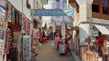 albanie_gjirokaster_huizen_gevel_winkelstraat_souvenir_4_f