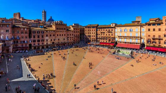 italie_toscane_siena_piazza-del-campo_plein_schelp_shutterstock_1016914348