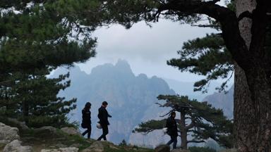 frankrijk_corsica_bergpas_col-de-bavella_bergmassief_mensen_groep
