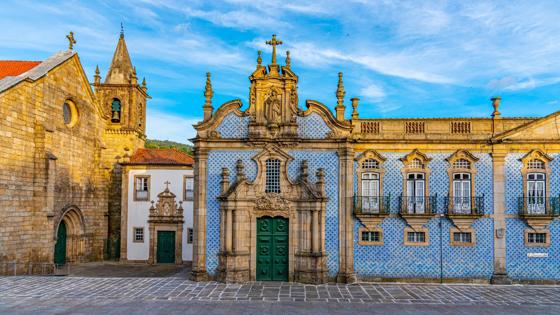 portugal_braga_guimaraes_chapel-of-saint-francis_azulejos_huis_tegels_straat_shutterstock
