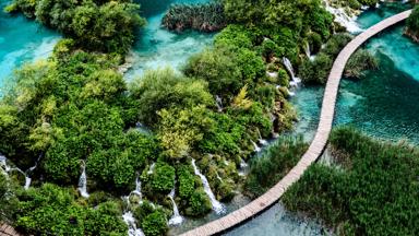 kroatie-nationaal-park-plitvice-meren-blauw-steigerpad