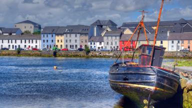 ierland_galway_galway-city_water_boot_kleurrijke-huisjes_straat_uitzicht_getty