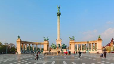 hongarije_budapest_boedapest_heldenplatz_millennium-monument_plein_beeld_zonsondergang