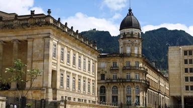 colombia_bogota_plaza-de-bolivar_plein_kathedraal-van-bogota_koepel_berg_b