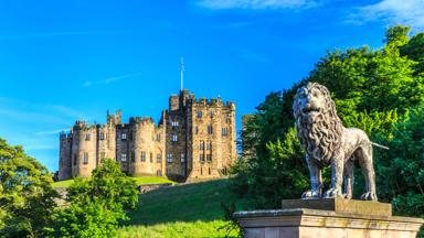 engeland_northumberland_alnwick_vakantie-engeland_alnwick-kasteel_standbeeld_shutterstock