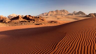 jordanie_wadi-rum_algemeen_beste-reistijd-jordanie_woestijn_zandduinen_rots_shutterstock