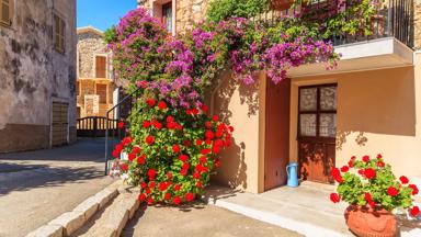 frankrijk_corsica_piana_dorp_huis_bloemen_balkon_shutterstock_295628903