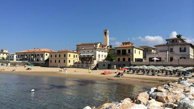 italie_toscane_san-vincenzo_strand_golfbrekers_dorp_kerktoren_ligbedjes_zee_pixabay