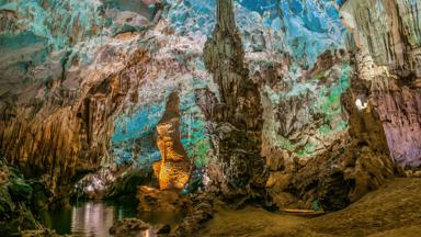 vietnam_phong-nha_grot_rivier_verlicht_shutterstock_1301512312