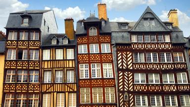 frankrijk_bretagne_rennes_place-du-champ-jacquet-rue_middeleeuwse-huizen_shutterstock