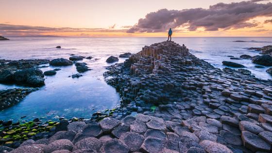 noord-ierland_antrim_giants-causeway_kust_basalt_zonsondergang_man_getty