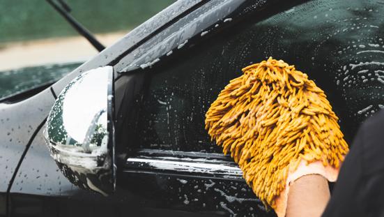 Auto wassen met een spons