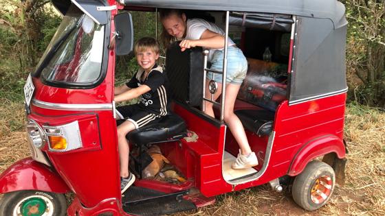 sri-lanka_algemeen_familie_kind_tuktuk_f