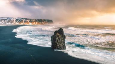 ijsland_vik_reynisfjara-strand_vulkanisch_rotsen_zee_getty