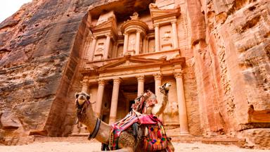 jordanie_petra_schatkamer met kameel op voorgrond_b