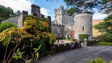 ierland_county_donegal_glenveagh_national_park_kasteel_voorzijde_bomen_tourism_ireland