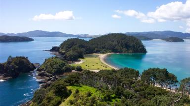 nieuw-zeeland_noordereiland_bay-of-islands_uitzicht_eilanden_water_bos