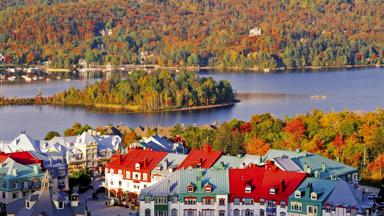 canada_quebec_mont-tremblant_trillende-bergen_kleurrijke-daken_witte-huizen_meer_eiland_herfst_shutterstock