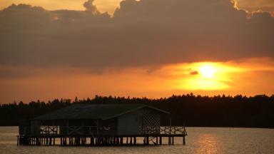 suriname_nieuw-nickerie_bigi-pan_huis-op-palen_zonsondergang_f_jpg