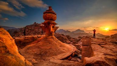 jordanie_petra_zonsondergang_reiziger_GettyImages-1186202846