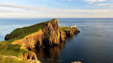 schotland_isle-of-skye_cruise-groot-brittannie_neist-point-vuurtoren_uitzicht_zee_shutterstock