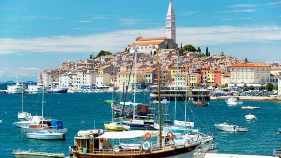 kroatie_istrie_rovinj_boot_haven_zee_stad_kerk_kerktoren_getty