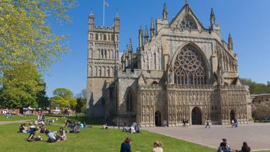 engeland_devon_exeter_exeter-cathedral_plein_mensen_gras_getty