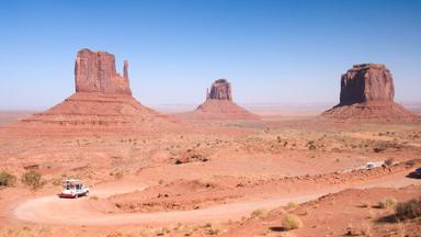 verenigde-staten_arizona_monument-valley_excursie_tour_auto_zandsteen_tafelbergen_rotsformaties_f