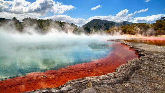 nieuw-zeeland_rotorua_champagne-pool-waiotapu_waterdamp_stoom_geo-thermal-pool_getty