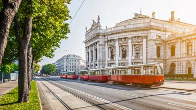 oostenrijk_wenen_wenen_wiener-ringstrasse_burgtheater_tram_zonsopgang_getty