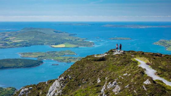 ierland_county_galway_connemara_diamond_hill_bergtop_uitzicht_zee_eilanden_tourism_ireland