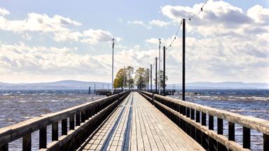 zweden_rattvik_siljanmeer_langbryggen_pier_bomen_bergen_shutterstock