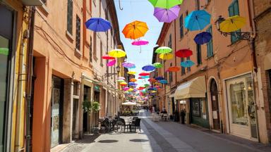 italie_emilia-romagna_ferrara_straat_gekleurde-paraplu_renaissance_gekleurde-huizen_terras