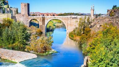 spanje_castilie-la-mancha_toledo_alcantara-brug_taag-rivier_shutterstock_357692966