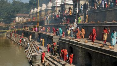 nepal_kathmandu_bagmati-rivier_offeren_w