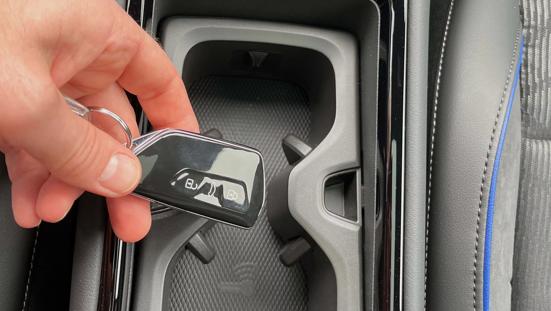 voorbeeld van een ontvanger voor de autosleutel tussen de autostoelen