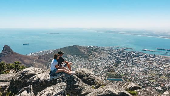 zuid-afrika_west-kaap_kaapstad_stel_uitzicht_stad_GettyImages-1137384860